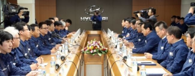 In this photo taken Oct. 31, 2017, representatives from Hyundai Motor and its union resume this year's wage talks. (Yonhap)