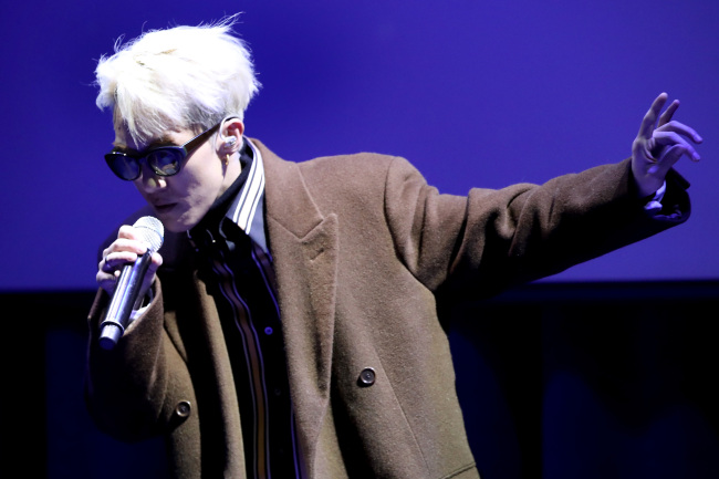 Zion. T performs at a showcase for his new song “Snow” at the CGV Cheongdam Cine City on Monday. (Yonhap)