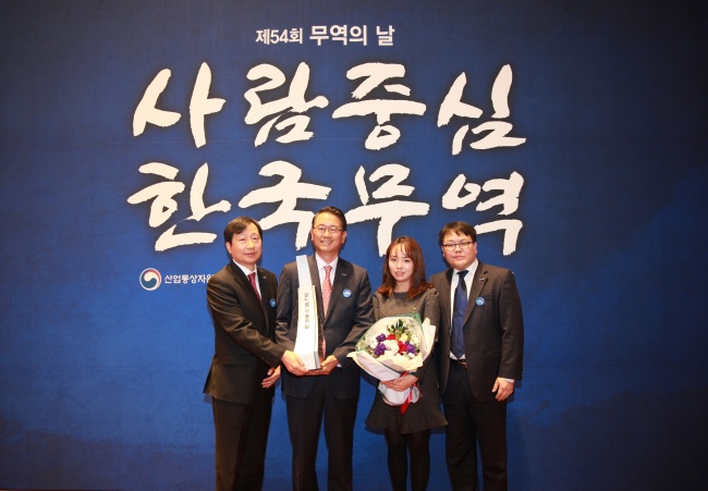 '1억불 수출의 탑' 수상식에 참석한 (왼쪽에서 두번째) 조점근 동원시스템즈 대표이사