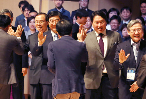 최태원 SK회장이 지난 4월20일 연세대학교 백주년기념관에서 열린 사회성과 인센티브 전달식에서 사회적기업 대표들과 하이파이브를 하고 있다. [제공=SK그룹]