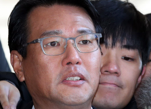 이명박 정부 시절 국군 사이버사령부의 정치개입 행위에 관여한 의혹을 받는 김태효 전 청와대 대외전략비서관이 5일 오전 서울 서초구 서울중앙지검에 출석하며 취재진 질문에 답하고 있다.[사진=연합뉴스]
