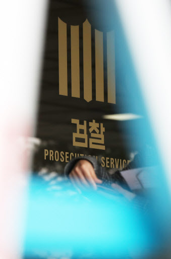 검찰 출석에 불응 통보를 한것으로 알려진 자유한국당 최경환 의원이 5일 본회의 표결후 출석할 것이라는 입장을 밝혀 여론의 관심이 쏠리고 있다.[사진=연합뉴스]