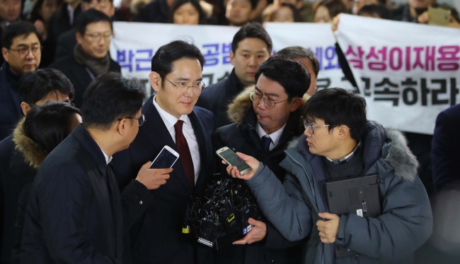 Lee Jae-yong (center)
