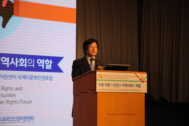 배수문 경기도의원이 국제다문화인권포럼에서 다문화가정 문제해결을 촉구하고있다.[사진제공=경기도의회]
배수문 경기도의원이 국제다문화인권포럼에서 다문화가정 문제해결을 촉구하고있다.[사진제공=경기도의회]