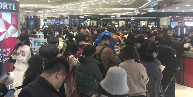 Chinese shoppers visit a duty-free store in downtown Seoul on Tuesday. Chinese group tourists are returning to South Korea after Beijing partially lifted a ban on group tours to the country, made in retaliation against Seoul’s deployment of the Terminal High Altitude Area Defense anti-missile system. (Yonhap)