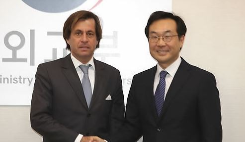 Lee Do-hoon, South Korea`s special representative for Korean Peninsula peace and security affairs, and his French counterpart Nicolas de Riviere (Yonhap)