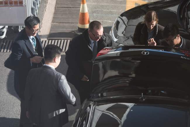 UN under secretary general for political affairs Jeffrey Feltman (C) arrives to take a flight for North Korea at the International Airport of Beijing on December 5, 2017. (AFP-Yonhap)