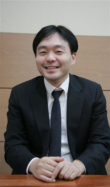△대구지법 판사 △외교부 영토법률자문관 △ICTY 재판연구관 △방위사업청 원가검증팀장(現) △저서 ‘소설 이사부’(2010 포항국제동해문학상), ‘보헤미안 랩소디’(2014 세계문학상), ‘국제법과 함께 읽는 독도 현대사’, ‘독도 인 더 헤이그’