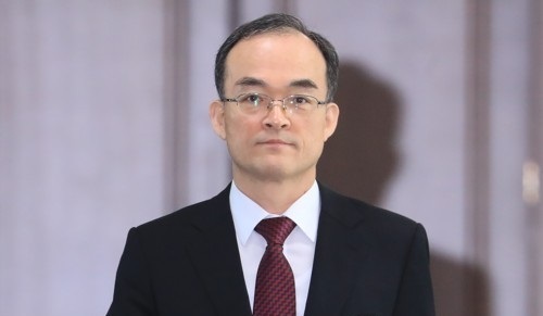 문무일 검찰총장이 5일 오전 서울 서초구 대검찰청에서 열린 기자간담회에 참석하기 위해 행사장으로 들어서고 있다. [사진제공=연합뉴스]