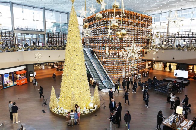 [사진=스타필드 코엑스몰의 별마당 도서관 전경.]