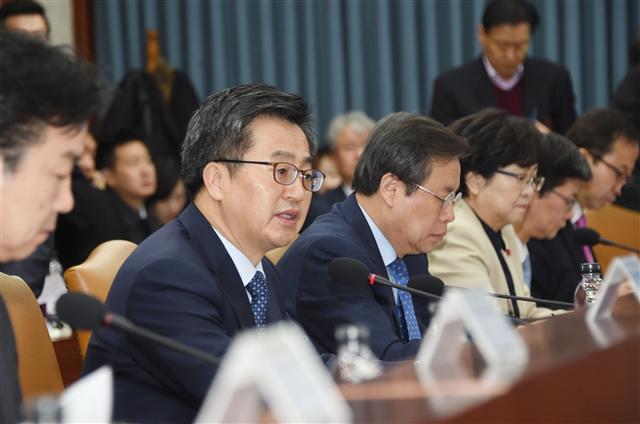 김동연(왼쪽 두번째) 부총리 겸 기획재정부 장관이 6일 광화문 정부서울청사에서 열린 ‘196차 대외경제장관회의’에서 모두발언을 하고 있다. 김 부총리는 회의에서 미국 금리인상, 북한 리스크 등 대외현안에 대한 차질없는 정책대응을 주문했다. [제공=기획재정부]