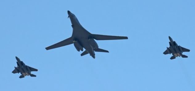 A B-1B Lancer strategic bomber of the U.S. flies over Korea, flanked by South Korea`s fighter jets in this undated file photo. (Yonhap)