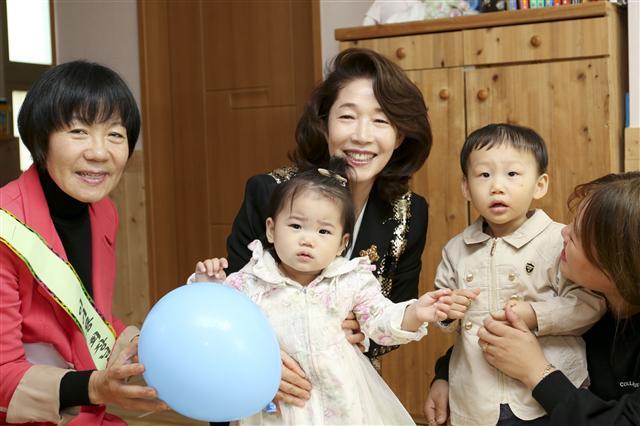 이어룡 대신금융그룹 회장이 나주의 영유아 보육시설인 이화영아원을 방문해 원생들을 격려하고 있다. [제공=대신증권]