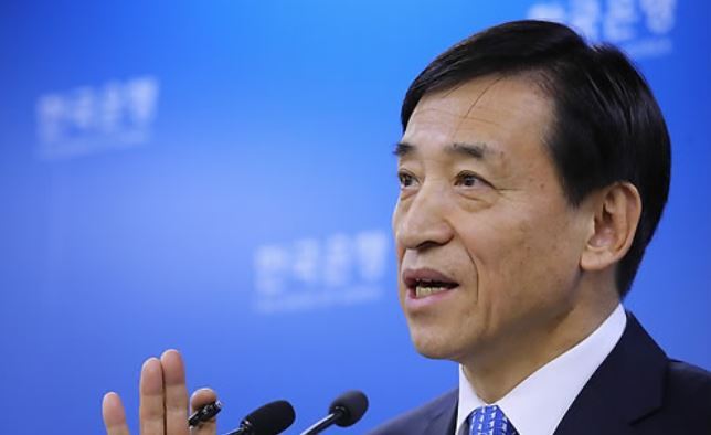 Bank of Korea Gov. Lee Ju-yeol speaks in a news conference after a policy meeting at the central bank in Seoul on Nov. 30, 2017. (Yonhap)
