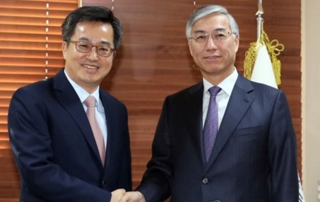 South Korea's Finance Minister Kim Dong-yeon (L) shakes hands with Chinese ambassador to Seoul Qui Guohong in Seoul on Nov. 16, 2017. (Yonhap)