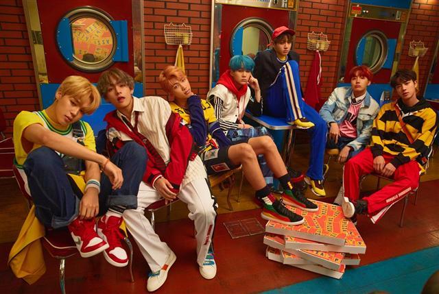 방탄소년단의 ‘MIC Drop’ 리믹스가 ‘빌보드 Hot 100’ 차트에서 28위로 진입해 K팝그룹 최고 기록을 세웠다.