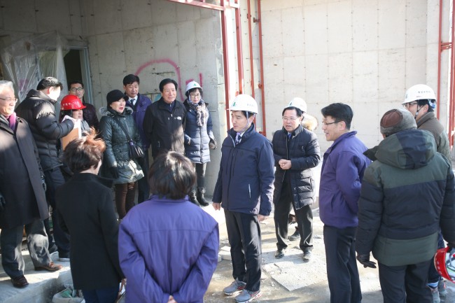 [사진설명=이해식 강동구청장이 현장을 찾아 관계자들에게 안전한 시공을 당부하고 있다.]