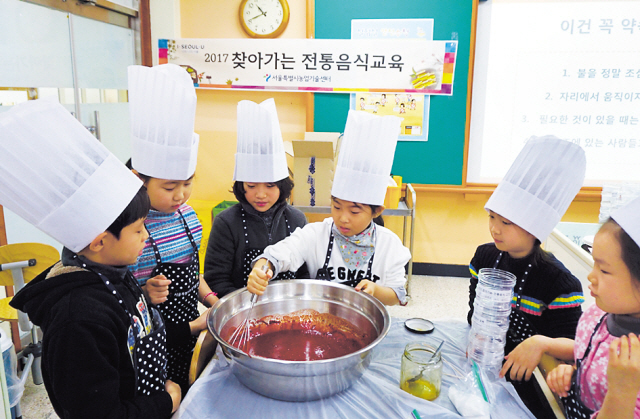 학생들이 고추장을 직접 만들고 있다. [제공=숭례초]