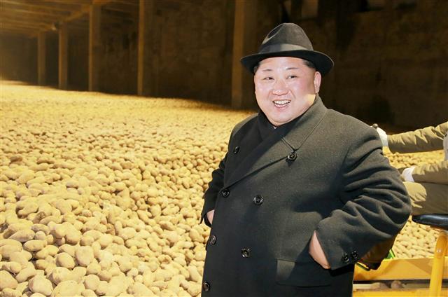 북한의 신형 대륙간탄도미사일(ICBM)급 화성-15형 발사 이후 국제사회에서 대북압박 여론이 고조되고 있는 가운데 김정은 국무위원장이 민생행보를 재개했다. 조선중앙통신은 김 위원장이 새로 건설된 양강도 삼지연군 감자가루 생산공장을 방문해 시설을 시찰했다고 6일 보도했다.  [연합뉴스]