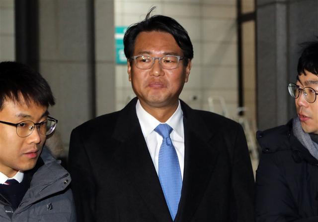 이명박 정부 시절 국군 사이버사령부의 정치개입 행위에 관여한 의혹을 받는 김태효 전 청와대 대외전략비서관이 서울 서초구 중앙지검에서 밤샘조사를 받고 6일 새벽 귀가하며 기자의 질문을 받고 있다. [연합뉴스]