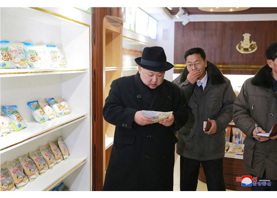 북한 관영 조선중앙통신은 6일 김정은 북한 국무위원장이 백두산 인근 양강도 삼지연군에 새로 건설한 감자가루 생산공장을 시찰했다고 보도했다. [사진제공=조선중앙통신]