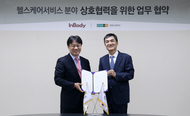 현대그린푸드 본사에서 박홍진 현대그린푸드 사장(왼쪽)과 차기철 인바디 대표이사가 헬스케어서비스 개발 등 파트너십 구축을 위한 업무제휴 협약’을 체결하고 있다.