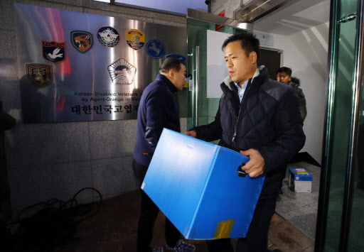 고엽제전우회가 LH공사를 속여 아파트 택지를 분양받은 의혹에 대해 검찰이 본격적인 수사에 착수했다. 5일 오후 서울 서초동 고엽제전우회 사무실에서 검찰 관계자들이 압수수색을 마치고 압수물을 가지고 나오고 있다. [사진제공=연합뉴스]