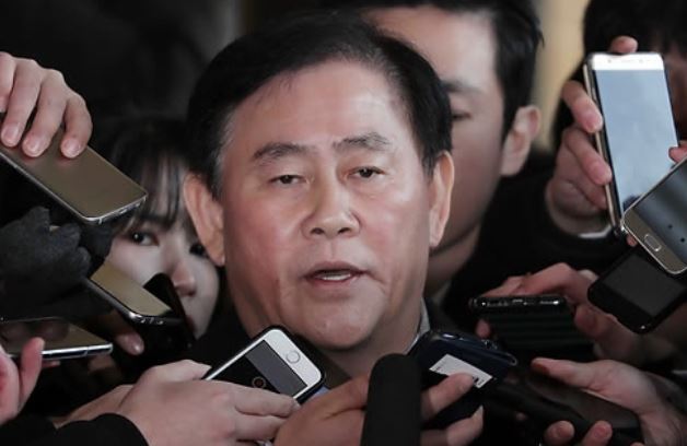 Rep. Choi Kyung-hwan of the main opposition Liberty Korea Party answers questions from reporters as he appears for questioning over bribery allegations involving the state spy agency on Dec. 6, 2017. (Yonhap)