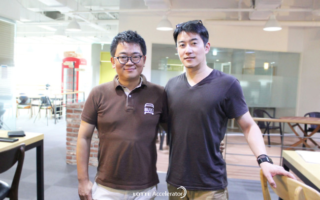 지난 8월 경기창조경제혁신센터에서 인터뷰 중인 벅시 이태희 대표(왼쪽)와 이재진 공동대표. [제공=롯데그룹]