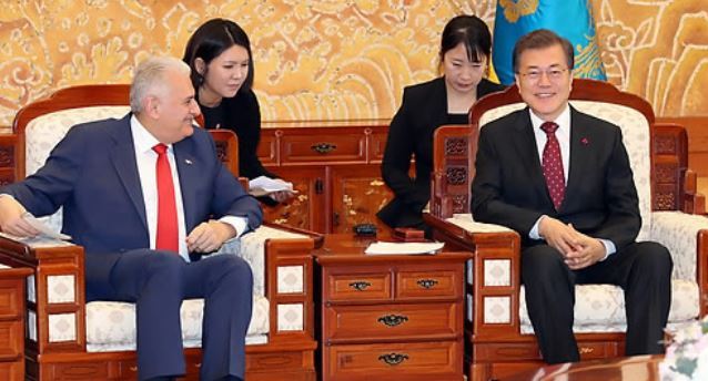 South Korean President Moon Jae-in (R) holds talks with the visiting Prime Minister of Turkey Binali Yildirim (L) at his office Cheong Wa Dae in Seoul on Dec. 6, 2017. (Yonhap)
