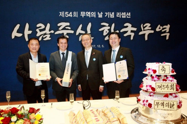 BAT Korea Sacheon Factory’s Production Technician Goo Il-seong, BAT Korea CEO Matthieu Juery, Trade Minister Paik Un-gyu and Operations Director Park Kie-seon celebrate BAT Korea’s $200 million Export Tower Award Monday at the 54th Annual Trade Day. (BAT)