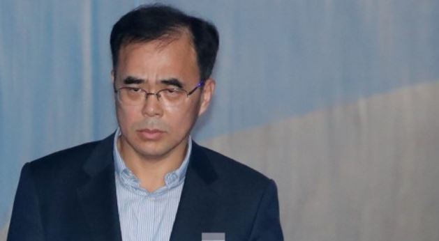 Kim Chong, former vice minister at the Ministry of Culture, Sports and Tourism, is escorted to the courtroom on Dec. 6, 2017, to hear his sentencing over the influence-peddling scandal that led to the ouster of President Park Geun-hye in March. (Yonhap)