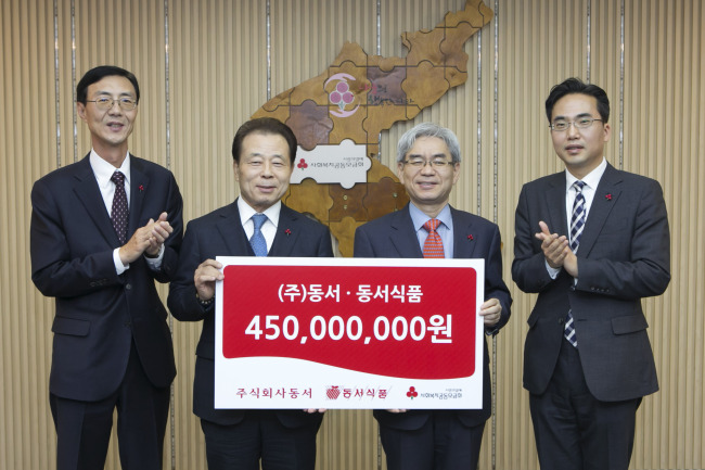 [사진=6일 사회복지공동모금회에서 진행된 성금 기탁식에서 (왼쪽부터) 동서식품 최상인 실장, 동서식품 김창수 부사장, 사회복지공동모금회 박찬봉 사무총장, 사회복지공동모금회 김효진 본부장이 기념촬영을 하고 있다.]