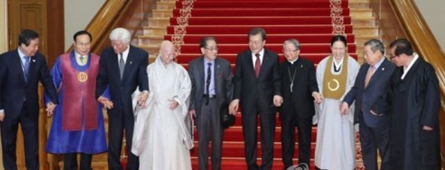 President Moon Jae-in (fifth from R) takes a group photo with South Korea's top religious leaders after a meeting at his office Cheong Wa Dae in Seoul on Dec. 6, 2017. (Yonhap)