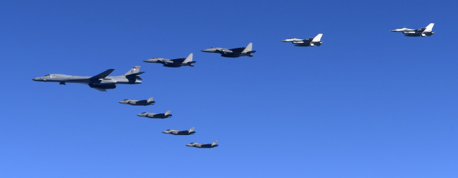 한국공군 F-15K 전투기와 미 전략폭격기 B-1B 등 양국 항공기가 편대를 이루어 한반도 상공을 비행하는 모습 [사진제공=공군]