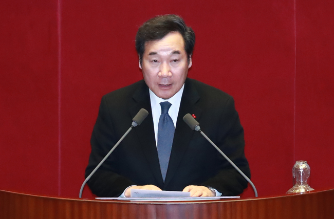 Prime Minister Lee Nak-yeon addresses the National Assembly in the early hours of Wednesday after the budget was approved. Yonhap