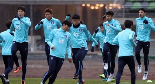 In this file photo taken Nov. 29, 2017, South Korea national football team players train at Ulsan Stadium in Ulsan. (Yonhap)