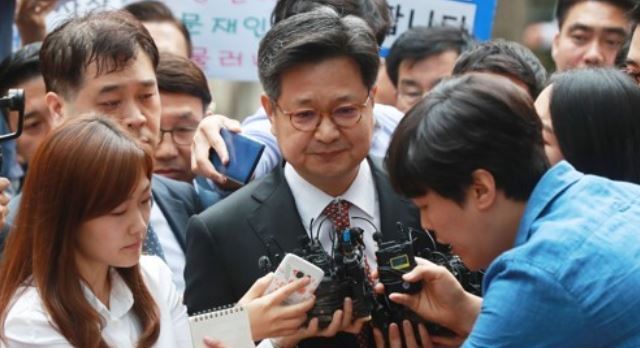 MBC chief executive officer and president Kim Jang-kyom is surrounded by reporters as he walks his way into the Seoul district agency of the labor ministry for questioning over alleged unfair labor practices at the public broadcaster on Sept. 5, 2017. (Yonhap)