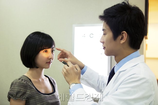 사물이 구부러져 보이는 등 황반변성의 대표 증상이 일어나면 안과를 방문해 바로 안저 검사를 받는 것이 좋다. 사진은 관련 이미지. [헤럴드경제DB]