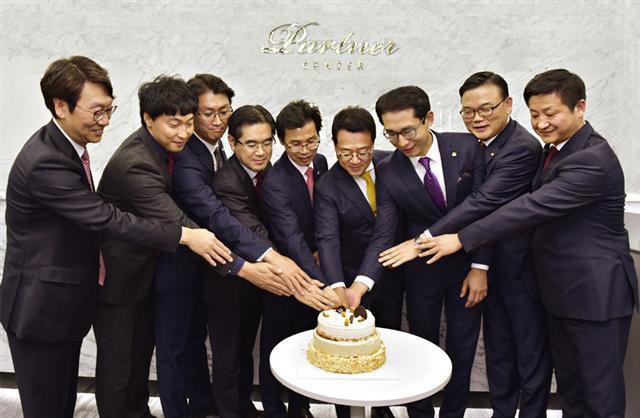 정문국 사장(오른쪽 네 번째)과 임직원, FC들이 ‘파트너센터’ 론칭 기념식을 진행하고 있다.
