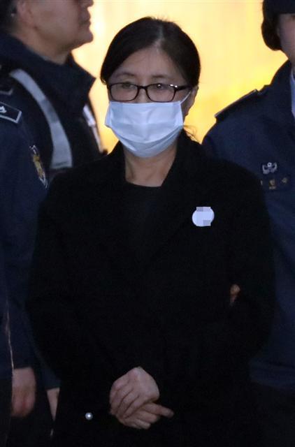 국정농단 사건의 핵심 인물인 ‘비선실세’ 최순실 씨가 공판에 출석하기 위해 7일 오전 서초구 서울중앙지방법원에 도착, 법정으로 향하고 있다. 법원은 다음주께 결심공판을 진행할 예정이다.  [연합뉴스]