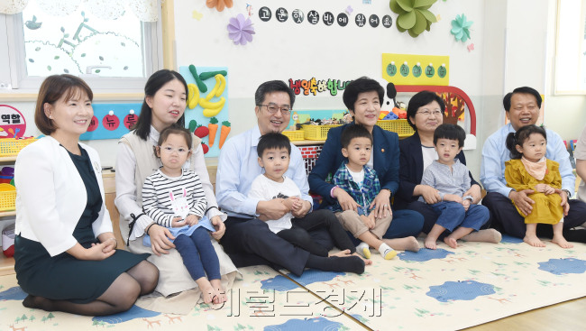 아동수당의 혜택을 받지 못하는 소득 상위 10% 가구에게 자녀세액 공제 혜택을 존속시키는 방안이 추진되고 있다. 사진은 어린이집을 방문한 김동연 부총리 겸 기획재정부 장관. [헤럴드경제DB]