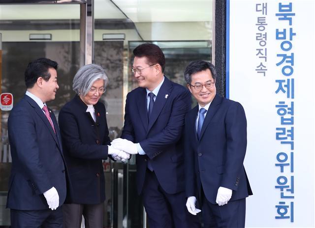 대통령 직속 북방경제협력위원회가 7일 출범식을 갖고 제1차 회의를 진행했다. 북방위는 문재인 대통령이 9월 러시아에서 천명한 ‘신북방정책’을 실현하고 러시아 및 유라시아 국가들과 경제 협력을 추진할 계획이다. 이날 오전 서울 종로구 KT 광화문지사에서 열린 북방위 현판식에서 송영길 위원장(오른쪽 두번째)과 강경화 외교부 장관이 악수하고 있다. 오른쪽은 김동연 경제부총리 겸 기획재정부 장관.  [연합뉴스]