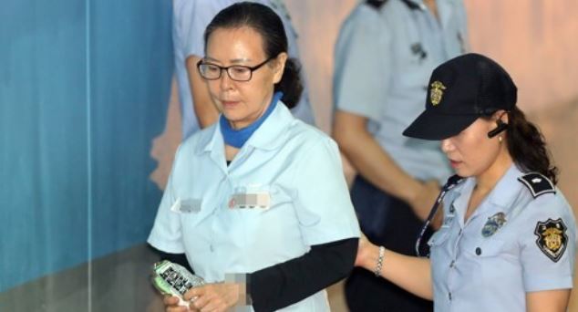 Shin Young-ja, the head of the Lotte Foundation who's been charged with embezzlement and breach of trust, enters the courthouse for an appeals trial in Seoul on July 19, 2017. (Yonhap)