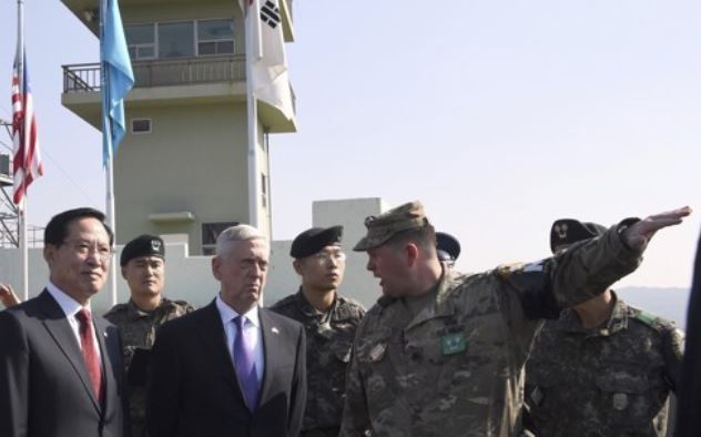 South Korean Defense Minister Song Young-moo (L) and U.S. Defense Secretary James Mattis (C) visit Observation Post Ouellette in the Demilitarized Zone (DMZ) on the border between North and South Korea on Friday, Oct. 27, 2017. (Joint Press Corps-Yonhap)