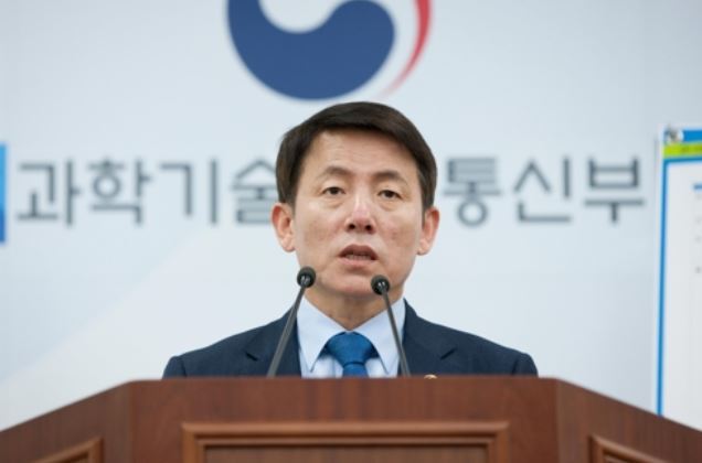 This photo, provided by the Ministry of Science and ICT, shows Vice Minister Lee Jin-kyu talking to reporters about the government's road map for developing unmanned vehicles. (Yonhap)