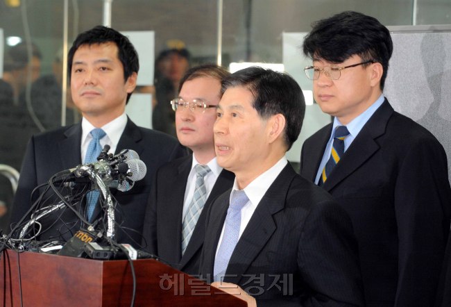 지난 2008년 2월21일 한나라당 이명박 대통령 후보가 연루된 BBK 주가조작 수사결과를 발표하는 정호영 특별검사. [사진=헤럴드경제DB]