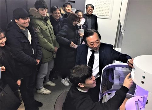바이오 3D프린팅 시연을 하고 있는 성문희 국민대 바이오발효융합학과 교수와 학생들