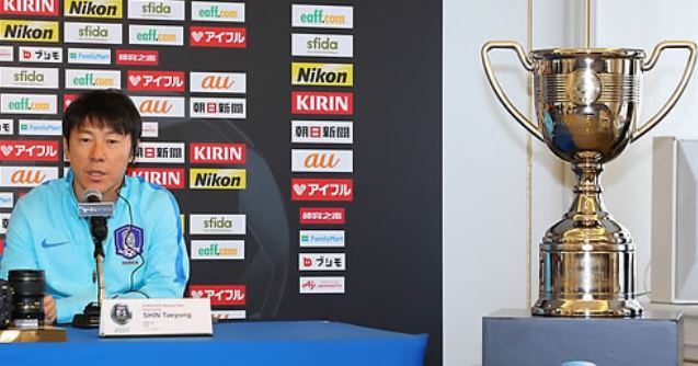 South Korea national football team head coach Shin Tae-yong speaks at a press conference with the winner's trophy of the East Asian Football Federation (EAFF) E-1 Football Championship on display at a hotel in Tokyo on Dec. 7, 2017. (Yonhap)
