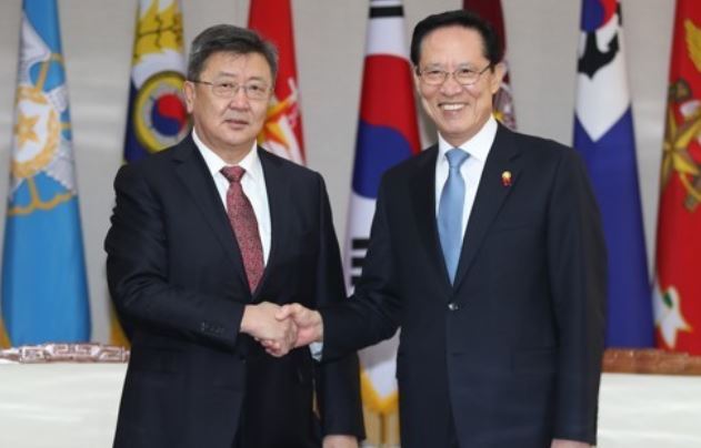 South Korean Defense Minister Song Young-moo (R) shakes hands with his Mongolian counterpart Nyamaa Enkhbold during a Seoul meeting on Dec. 7, 2017. (Yonhap)